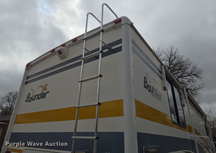 image for item DT7104 2003 Freightliner XC Chassis RV