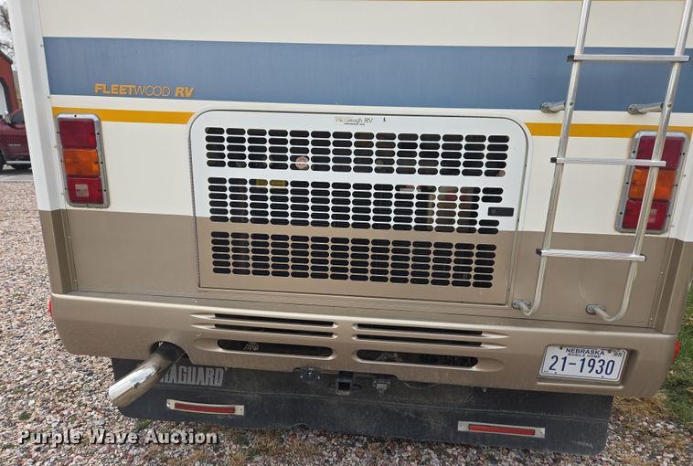 image for item DT7104 2003 Freightliner XC Chassis RV