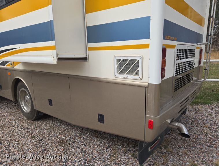 image for item DT7104 2003 Freightliner XC Chassis RV