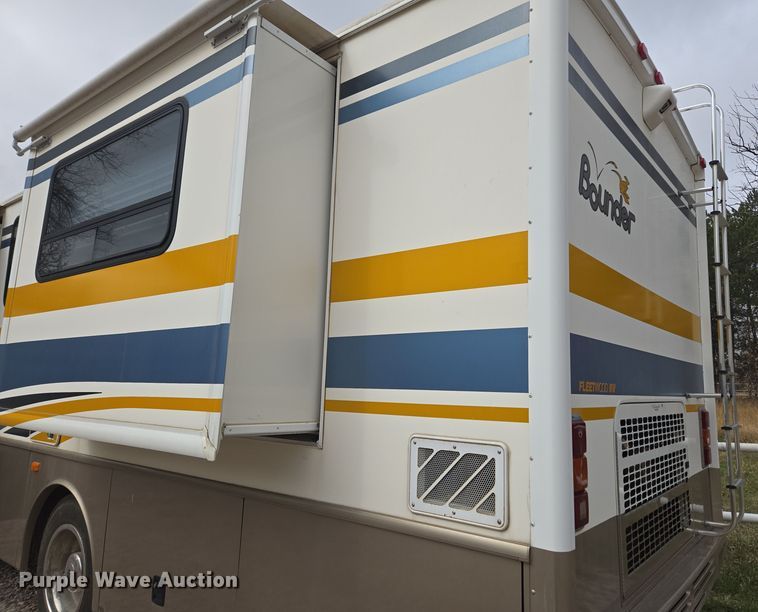 image for item DT7104 2003 Freightliner XC Chassis RV