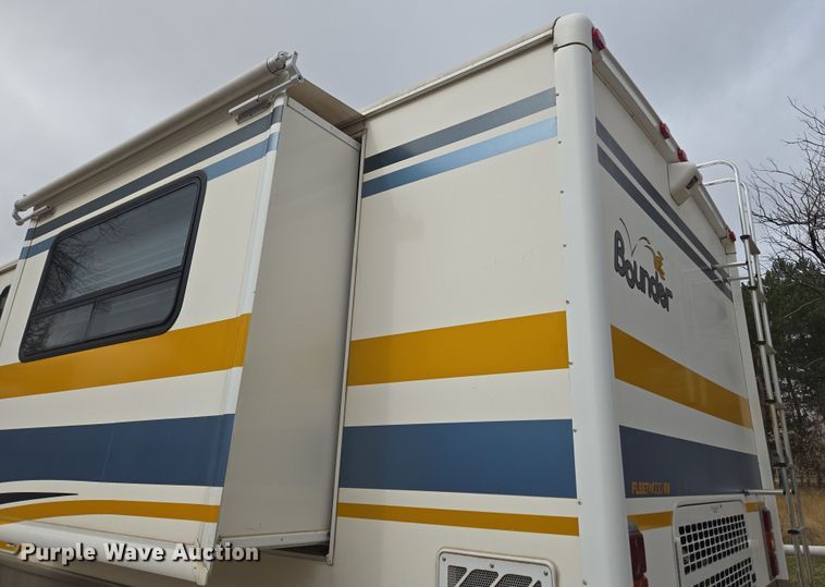 image for item DT7104 2003 Freightliner XC Chassis RV