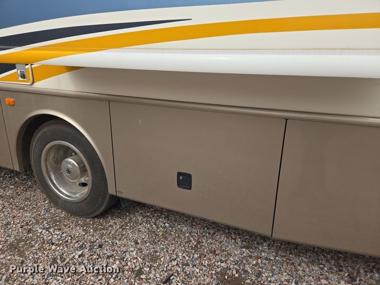 image for item DT7104 2003 Freightliner XC Chassis RV