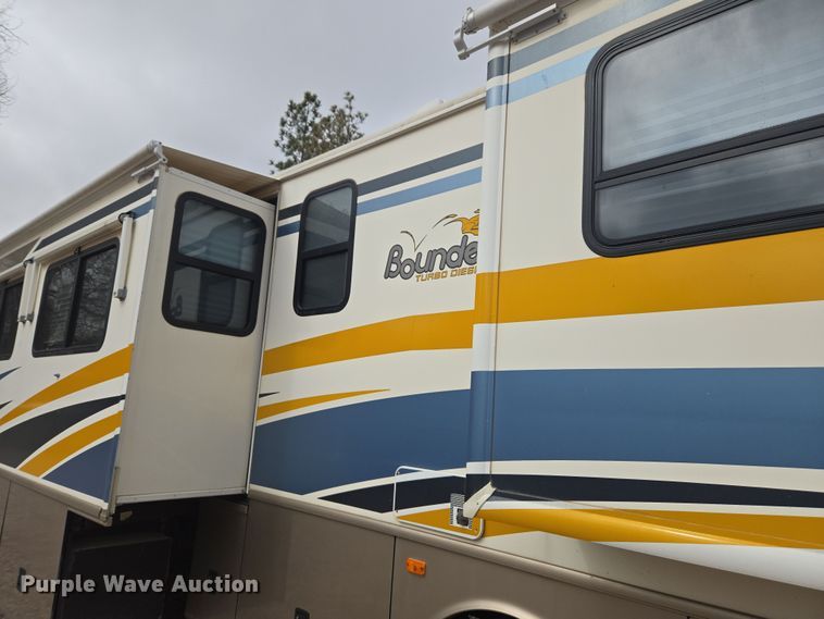 image for item DT7104 2003 Freightliner XC Chassis RV