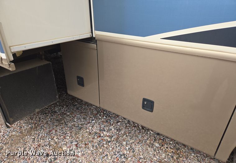 image for item DT7104 2003 Freightliner XC Chassis RV