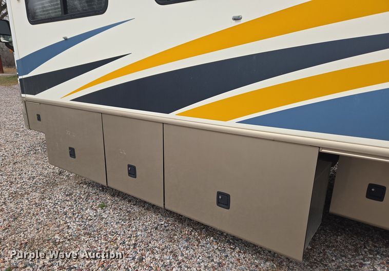 image for item DT7104 2003 Freightliner XC Chassis RV