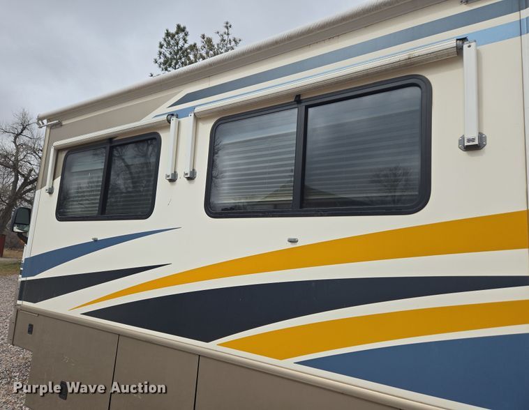 image for item DT7104 2003 Freightliner XC Chassis RV