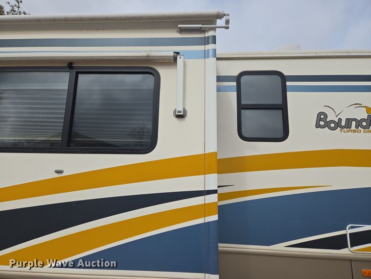 image for item DT7104 2003 Freightliner XC Chassis RV