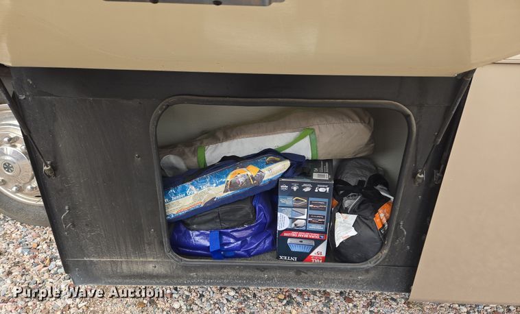 image for item DT7104 2003 Freightliner XC Chassis RV