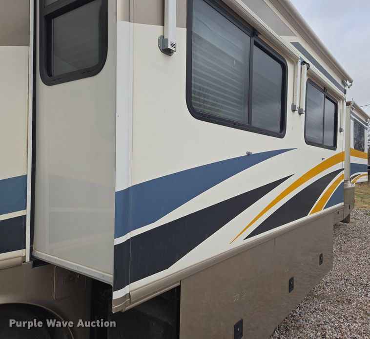 image for item DT7104 2003 Freightliner XC Chassis RV