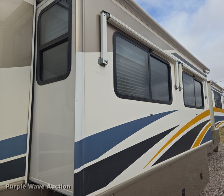 image for item DT7104 2003 Freightliner XC Chassis RV