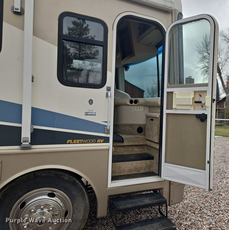 image for item DT7104 2003 Freightliner XC Chassis RV