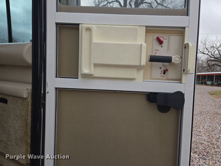 image for item DT7104 2003 Freightliner XC Chassis RV