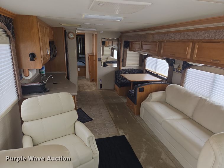 image for item DT7104 2003 Freightliner XC Chassis RV