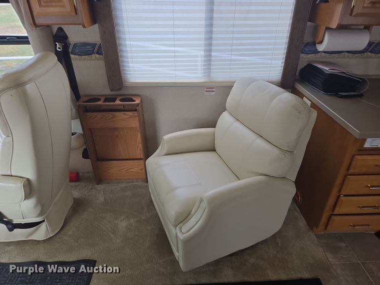 image for item DT7104 2003 Freightliner XC Chassis RV