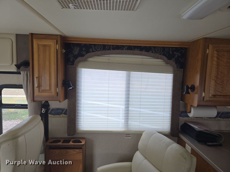 image for item DT7104 2003 Freightliner XC Chassis RV