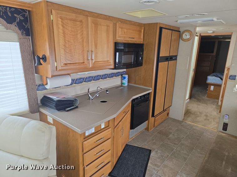 image for item DT7104 2003 Freightliner XC Chassis RV