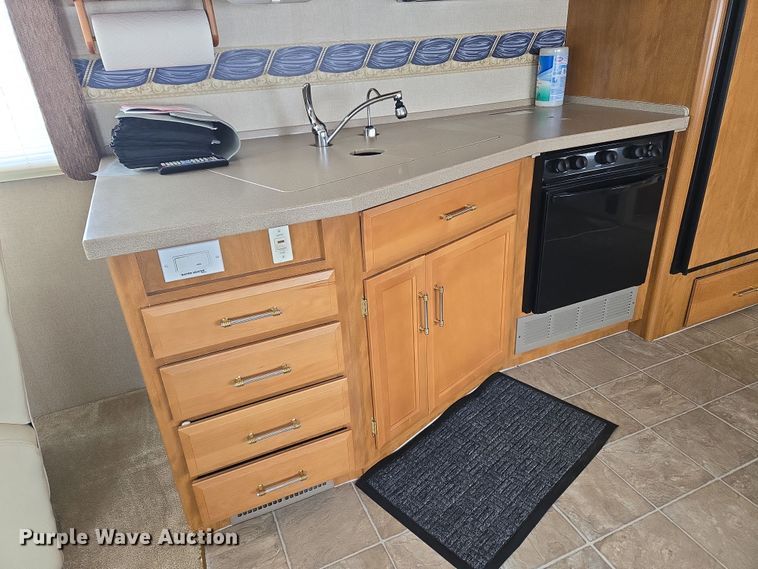 image for item DT7104 2003 Freightliner XC Chassis RV