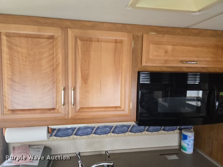 image for item DT7104 2003 Freightliner XC Chassis RV