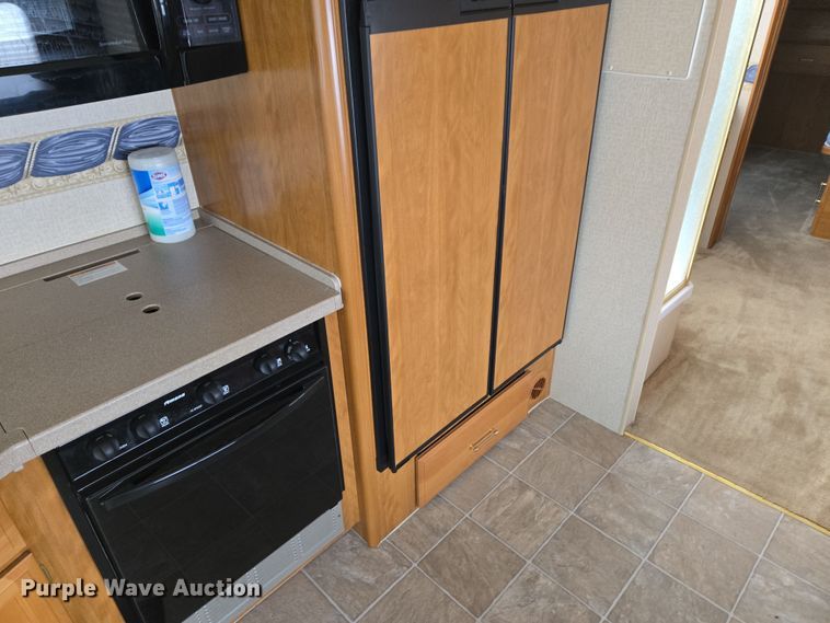 image for item DT7104 2003 Freightliner XC Chassis RV