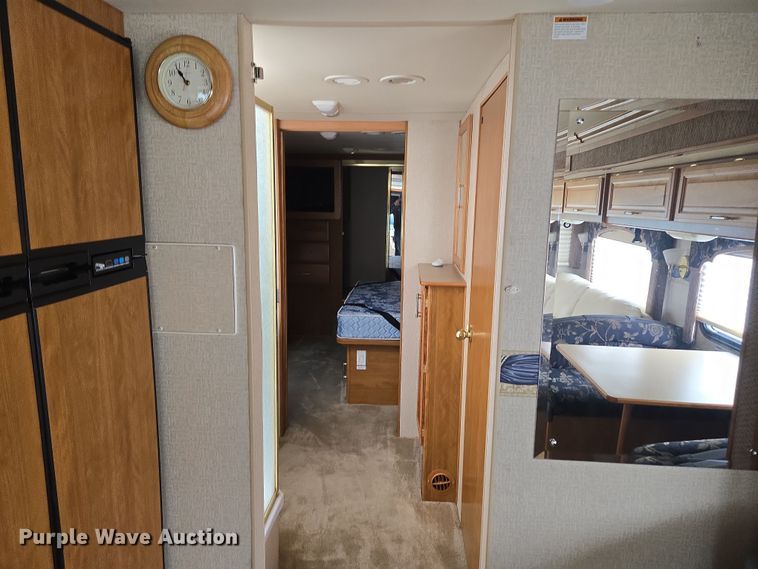 image for item DT7104 2003 Freightliner XC Chassis RV