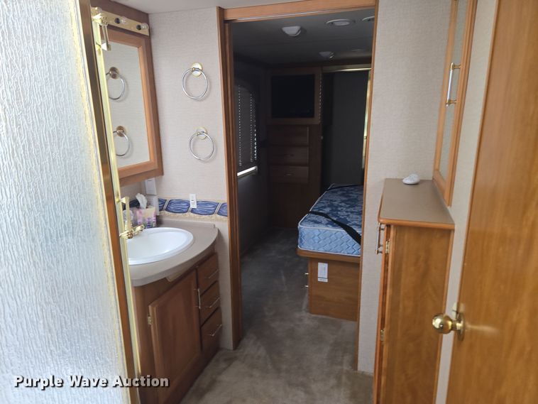 image for item DT7104 2003 Freightliner XC Chassis RV