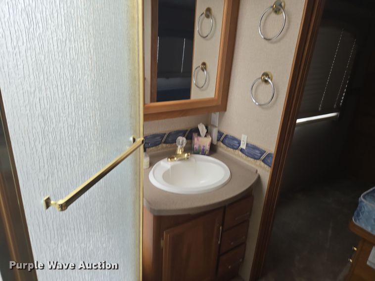 image for item DT7104 2003 Freightliner XC Chassis RV