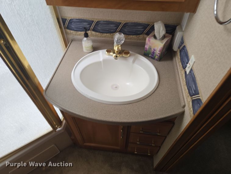 image for item DT7104 2003 Freightliner XC Chassis RV