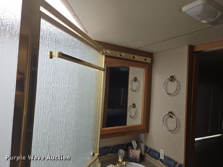 image for item DT7104 2003 Freightliner XC Chassis RV