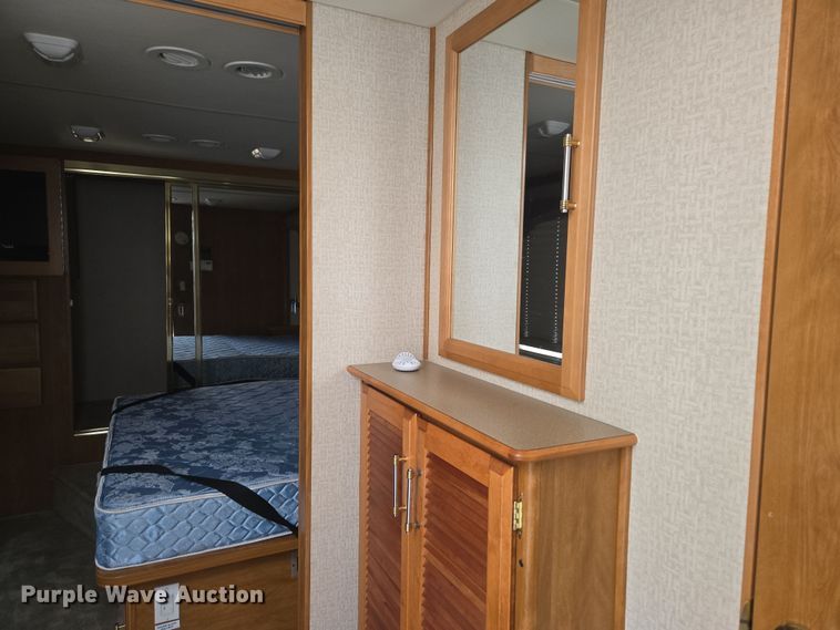 image for item DT7104 2003 Freightliner XC Chassis RV