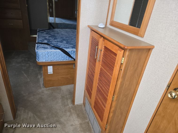 image for item DT7104 2003 Freightliner XC Chassis RV