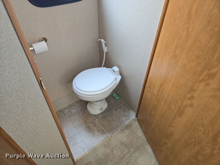 image for item DT7104 2003 Freightliner XC Chassis RV