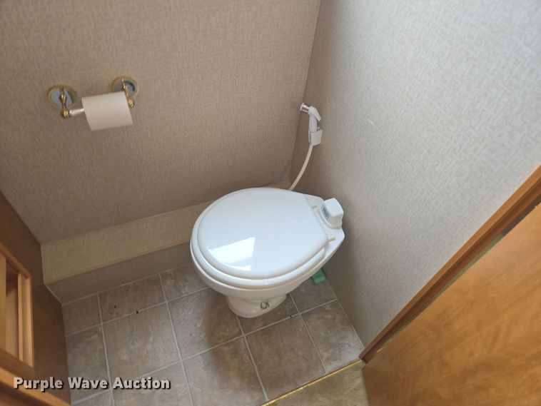 image for item DT7104 2003 Freightliner XC Chassis RV