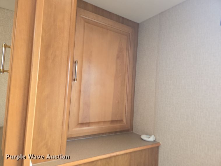 image for item DT7104 2003 Freightliner XC Chassis RV