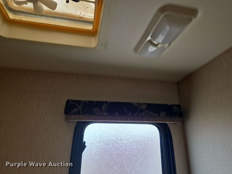 image for item DT7104 2003 Freightliner XC Chassis RV