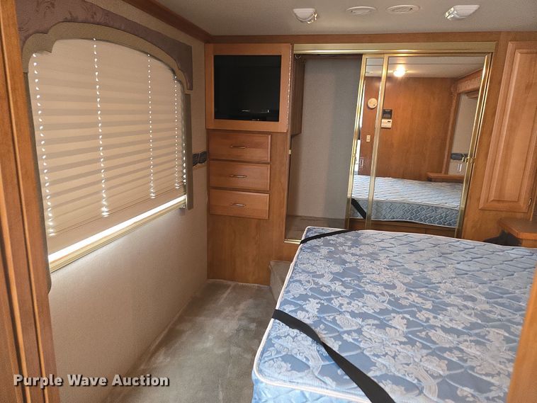 image for item DT7104 2003 Freightliner XC Chassis RV