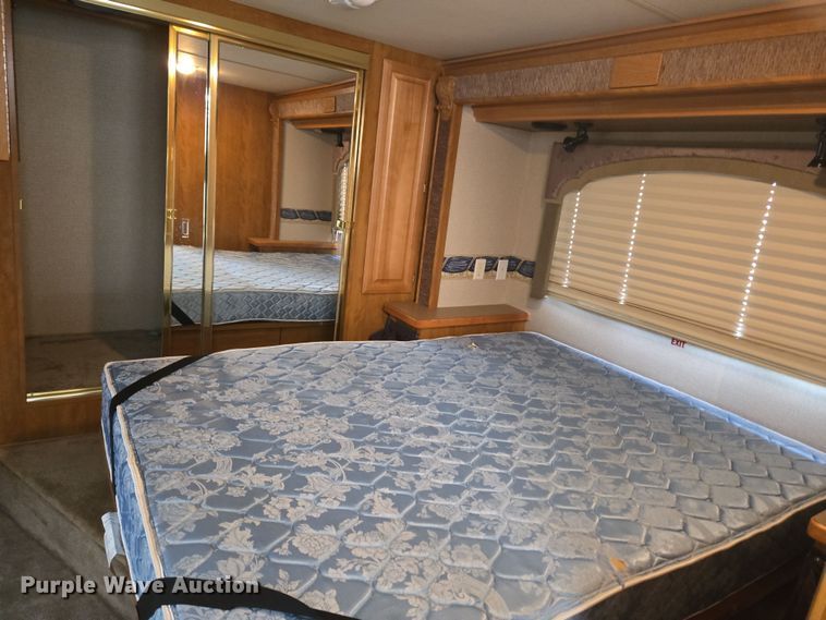 image for item DT7104 2003 Freightliner XC Chassis RV