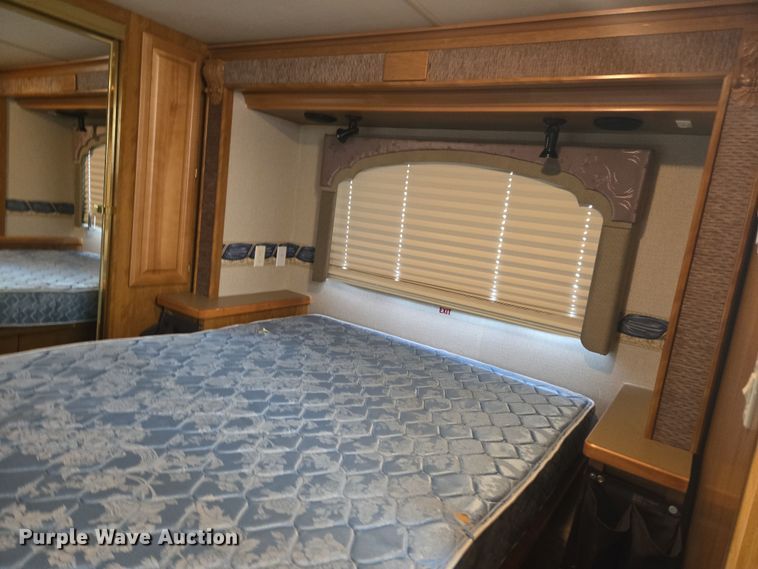 image for item DT7104 2003 Freightliner XC Chassis RV