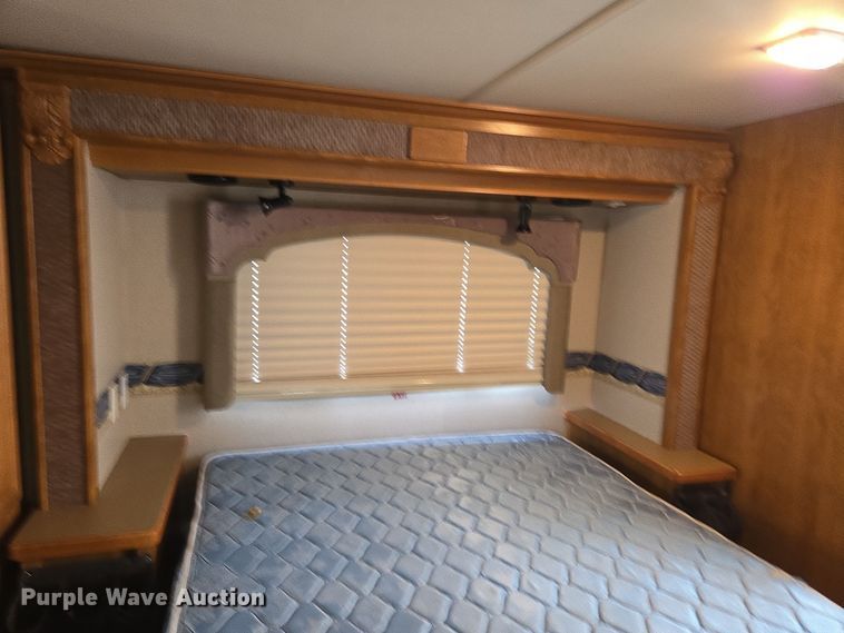 image for item DT7104 2003 Freightliner XC Chassis RV