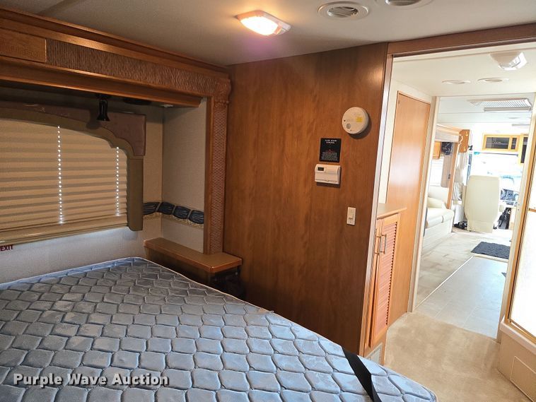 image for item DT7104 2003 Freightliner XC Chassis RV