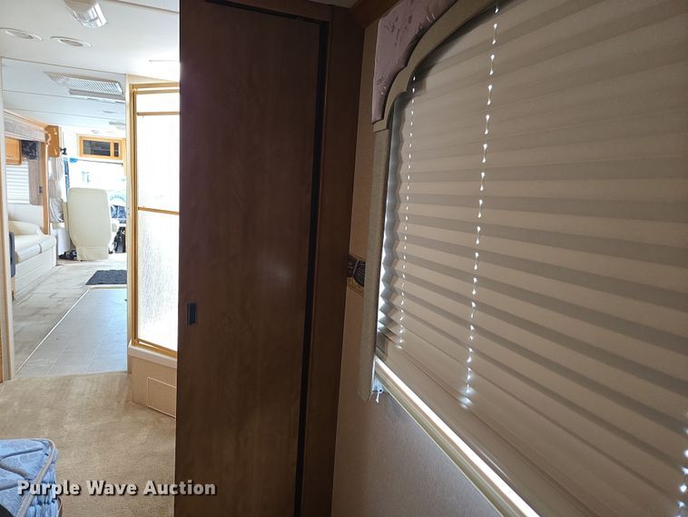 image for item DT7104 2003 Freightliner XC Chassis RV