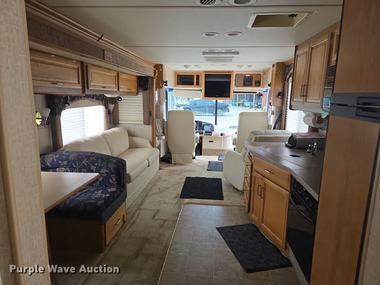 image for item DT7104 2003 Freightliner XC Chassis RV