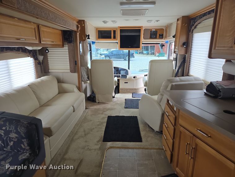 image for item DT7104 2003 Freightliner XC Chassis RV