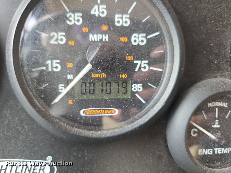 image for item DT7104 2003 Freightliner XC Chassis RV