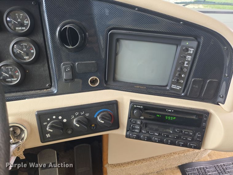 image for item DT7104 2003 Freightliner XC Chassis RV