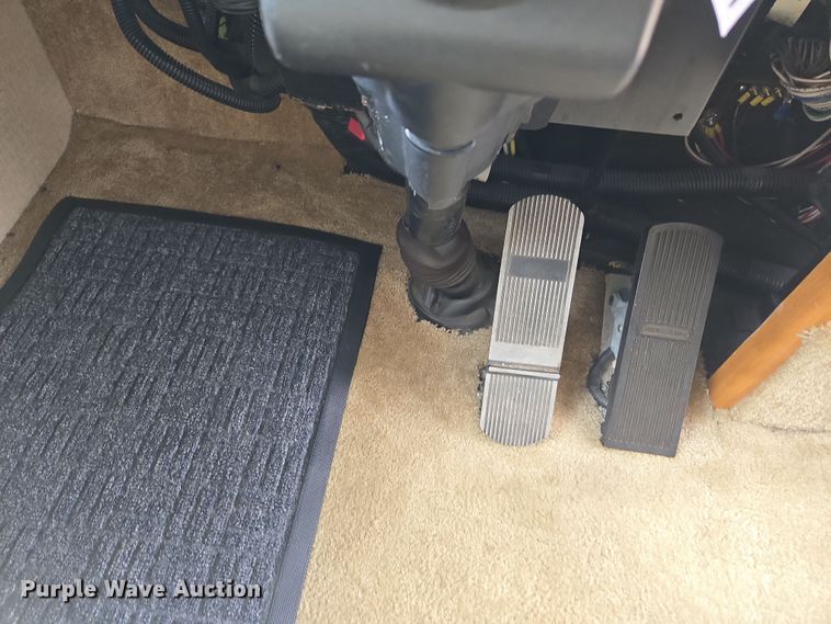 image for item DT7104 2003 Freightliner XC Chassis RV