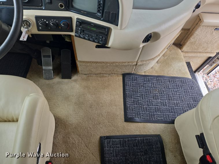 image for item DT7104 2003 Freightliner XC Chassis RV