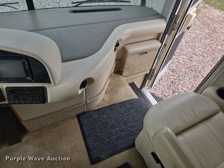 image for item DT7104 2003 Freightliner XC Chassis RV