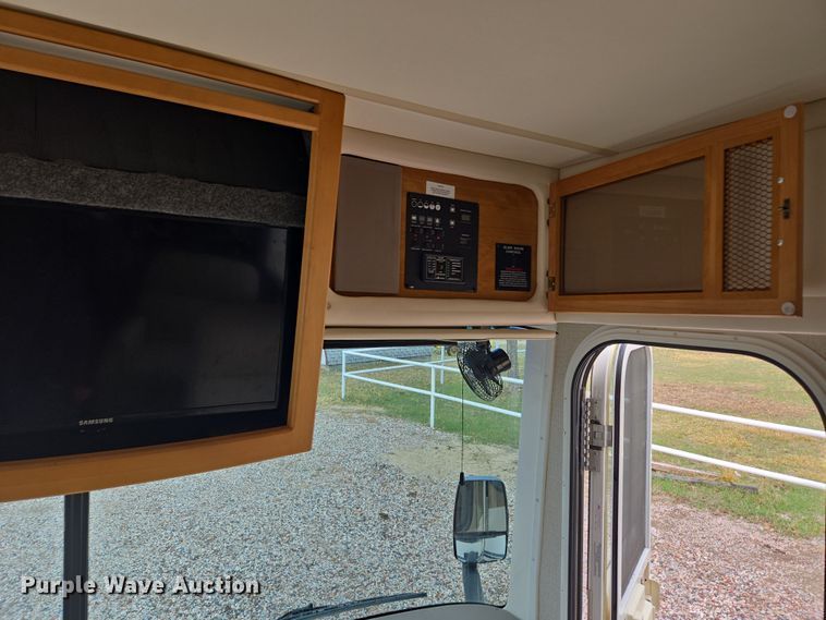 image for item DT7104 2003 Freightliner XC Chassis RV