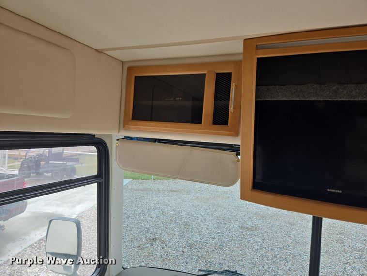 image for item DT7104 2003 Freightliner XC Chassis RV