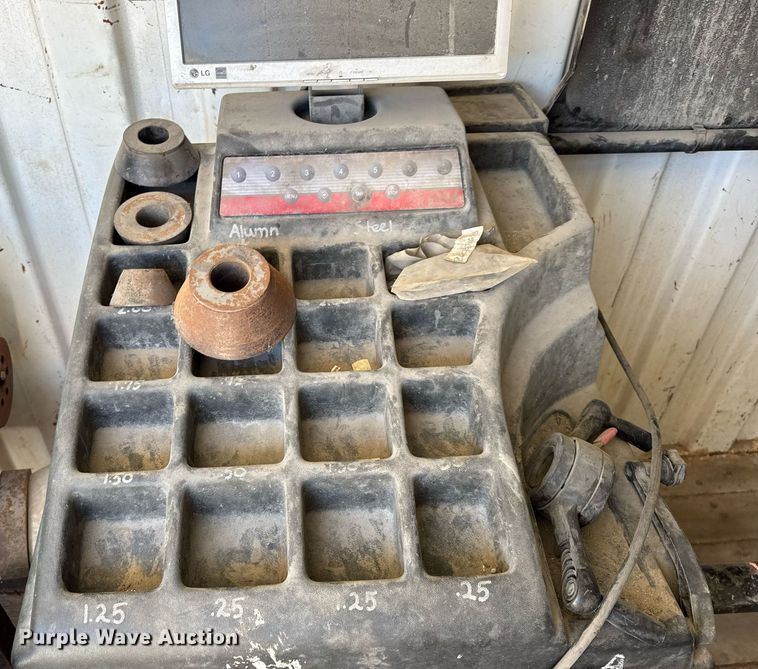 image for item DU3452 CEMB C73-L tire balancer